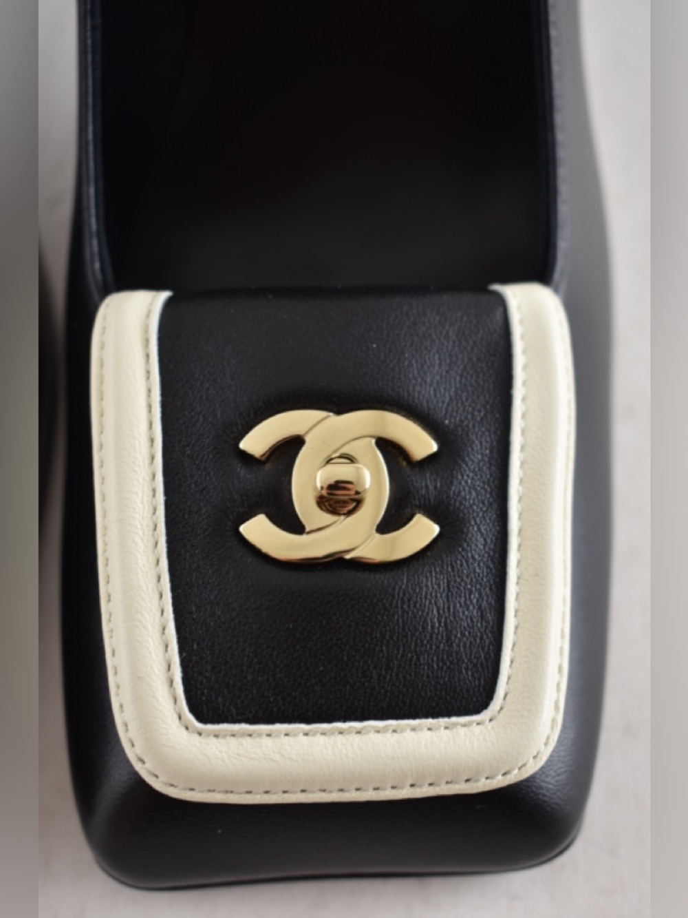Chanel 26S Blazy Black White Square Turnlock Gold CC Logo Block Heel Pump 38.5 - Picture 9 of 16
